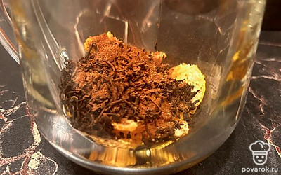 Приправить корицей по вкусу. Залить кипятком, перемешать.