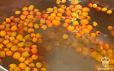 Залейте кипятком и поставьте на огонь. Дождитесь, когда закипит.