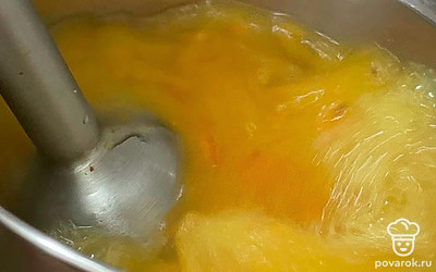 Взбейте блендером и процедите через сито.