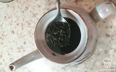 Добавить в заварочный чайник 6 чайных ложек чая листового. 