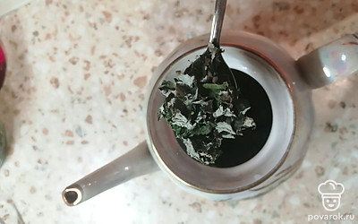 Выложить 1 чайную ложку сушеных листьев малины. 