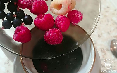 Залить кипятком, но не до верха. Положить замороженные ягоды. 