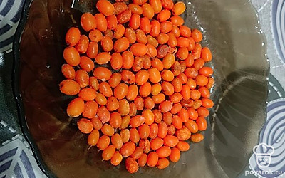 Высыпаем облепиху и размораживаем ее. 