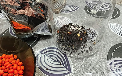 Насыпаем черный чай и добавляем сахар.