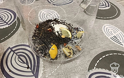 Добавляем кусочки лимона и апельсина.