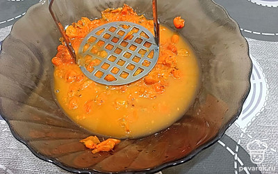 Мнем облепиху толкушкой до выделения сока.