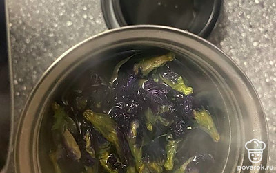 Залить еще раз. Закрыть крышкой и дать настояться 10-20 минут.