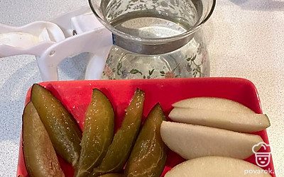 Вливаем кипяток в чайник.