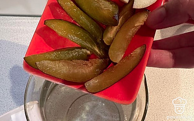 Нарезаем фрукты и отправляем в заварник. Добавляем пакетик мяты и черный чай.