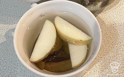 Выливаем чай в кружку и настаиваем 5 минут.