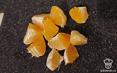 Нарезаем мандарин.