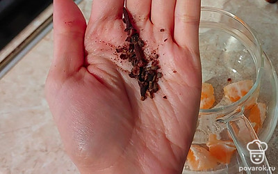 Кладем мандарин в чайник, туда же отправляем гвоздику.