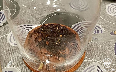 Насыпаем чай в емкость объемом 1500 миллилитров.