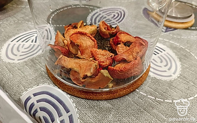 Добавляем горсть сухофруктов, в которых должны быть яблоки, груша, слива. Чем больше разнообразие фруктов, тем богаче аромат. 