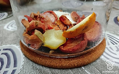 Нарезаем и выкладываем ломтики лимона и апельсина. Корица и сахар по вкусу. 