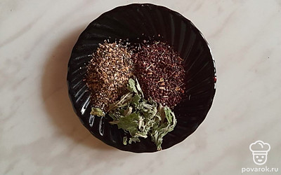 Листья малины, шиповника, сушеные цветки клевера и каркаде мелко перетрите руками. 