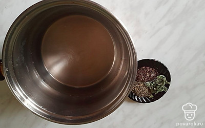 500 миллилитров воды влейте в кастрюлю.