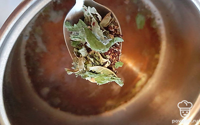 Добавьте мелиссу и перемешайте содержимое кастрюли. Варите 5 минут.