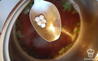 Добавьте сахарозаменитель (по желанию) и снимите кастрюлю с плиты.