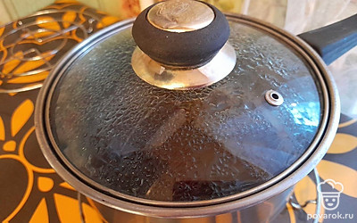 Закройте крышкой и дайте напитку настояться 5 минут.