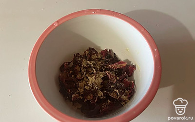 В отдельную емкость поместите заварку и имбирь. 