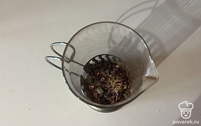 В чайник всыпьте перемешанные чай и имбирь. 