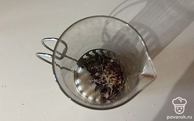 Добавьте в чайник сахар. 