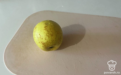 Яблоко промойте под проточной водой. 