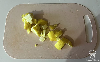 Промытое яблоко нарежьте мелким кубиком. 