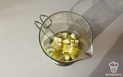 Кубики яблока поместите в чайник. 