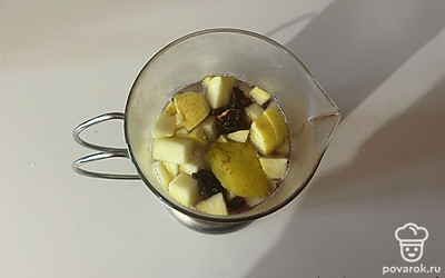 Залейте все ингредиенты кипятком. 