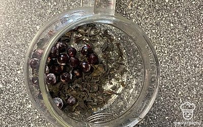 Добавьте в заварочный чайник смородину и чай.