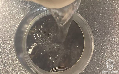 Залейте все крутым кипятком.