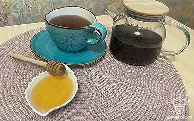 Для лучшего вкуса оставить чай настояться 15 минут. Можно подавать с медом.