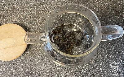 В заранее ошпаренный кипятком заварник насыпьте иван-чай.