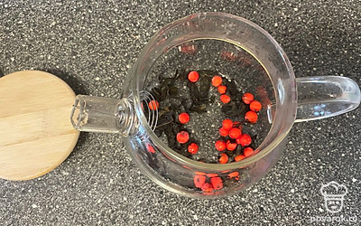 Рябину очистите от веточек. Ягодки тщательно помойте и добавьте к чаю.