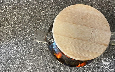 Накройте крышкой и дайте постоять 5 минут.