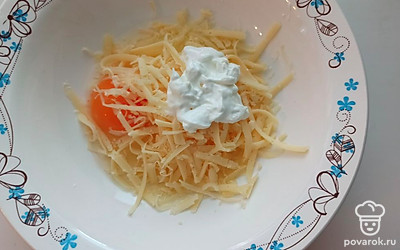 Далее выкладываем сметану и все перемешиваем. 