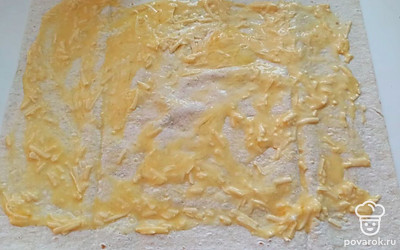 Лаваш смазываем яйцом с сыром. 