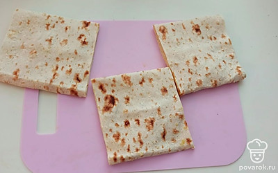 Разрезаем лаваш на три куска.