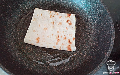 Обжариваем каждый кусочек с двух сторон по 2 минуты. 