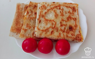 Подаем конвертики с помидорами черри. 