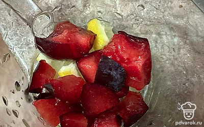 Выложить в чашку фрукты.