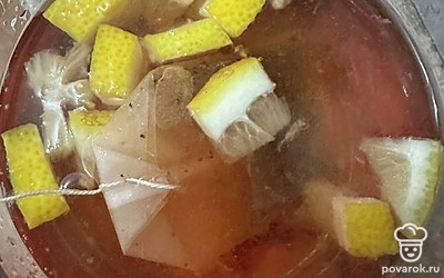 Добавить чай по желанию и сахар.