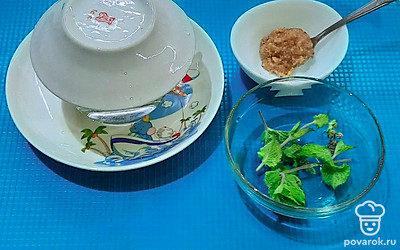 Закрыть пиалкой кружку, чтобы чай настоялся.