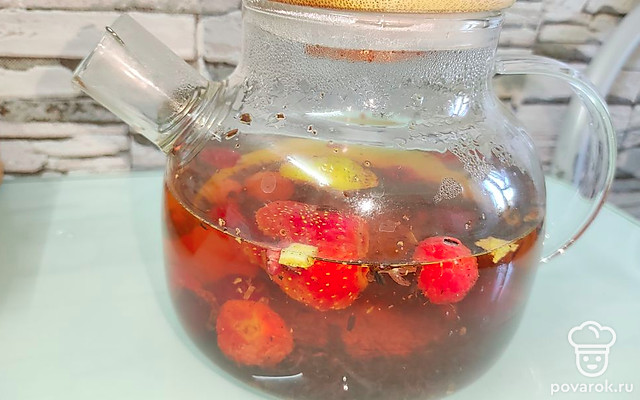 Черный чай с замороженными ягодами и лимоном — Рецепт с фото