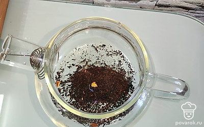 В заварочный чайник добавьте крупнолистовой черный чай.