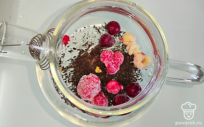 К чаю добавьте ягоды малины, вишни и клубники.