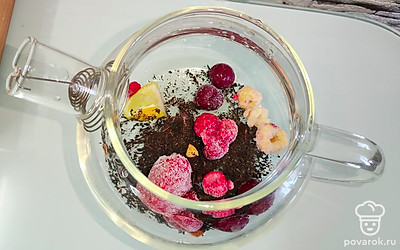 Добавьте ломтик лимона и сахар (по желанию).