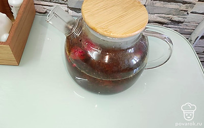 Залейте крутым кипятком, закройте крышкой. Настаивайте под закрытой крышкой 5-7 минут.